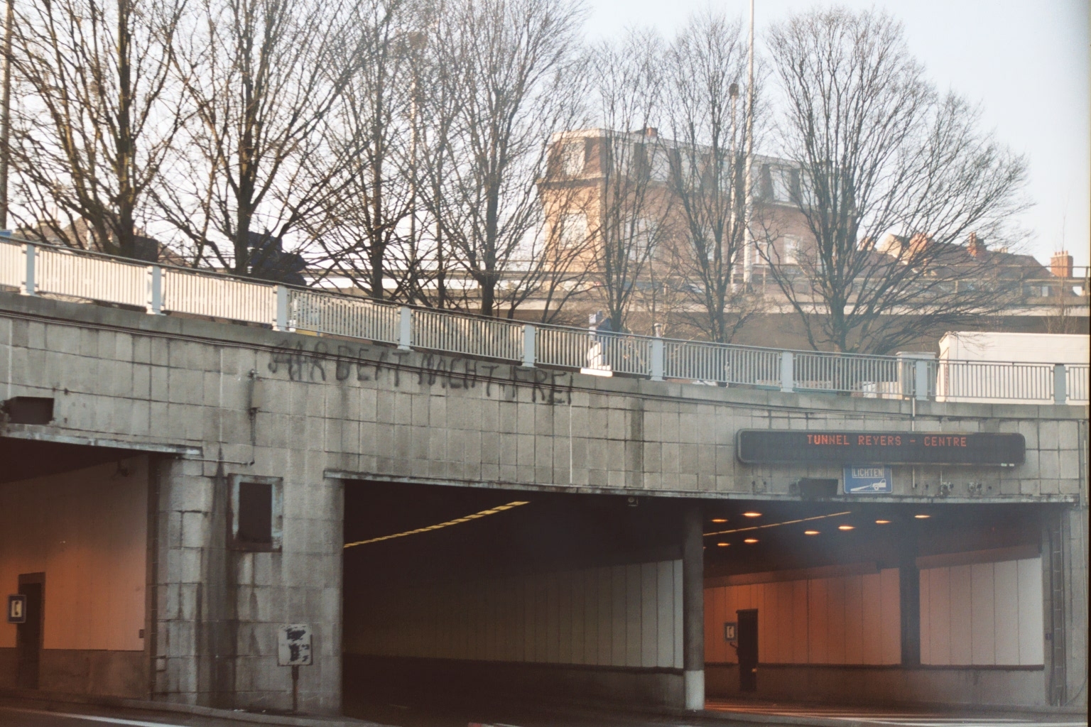 Inscription à l'entrée du tunnel Reyers à Bruxelles