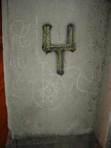 Croix gammées gravées sur un mur à proximité de la synagogue de la rue du Pavillon