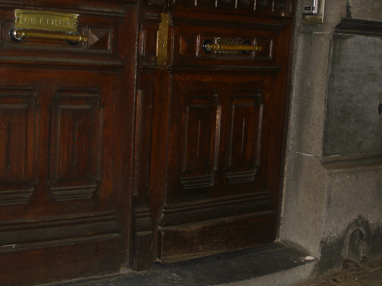 Croix gammées et poudre blanche découvertes rue de la Régence à Bruxelles